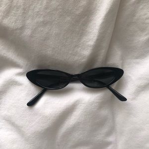 black tiny sunnies🏷